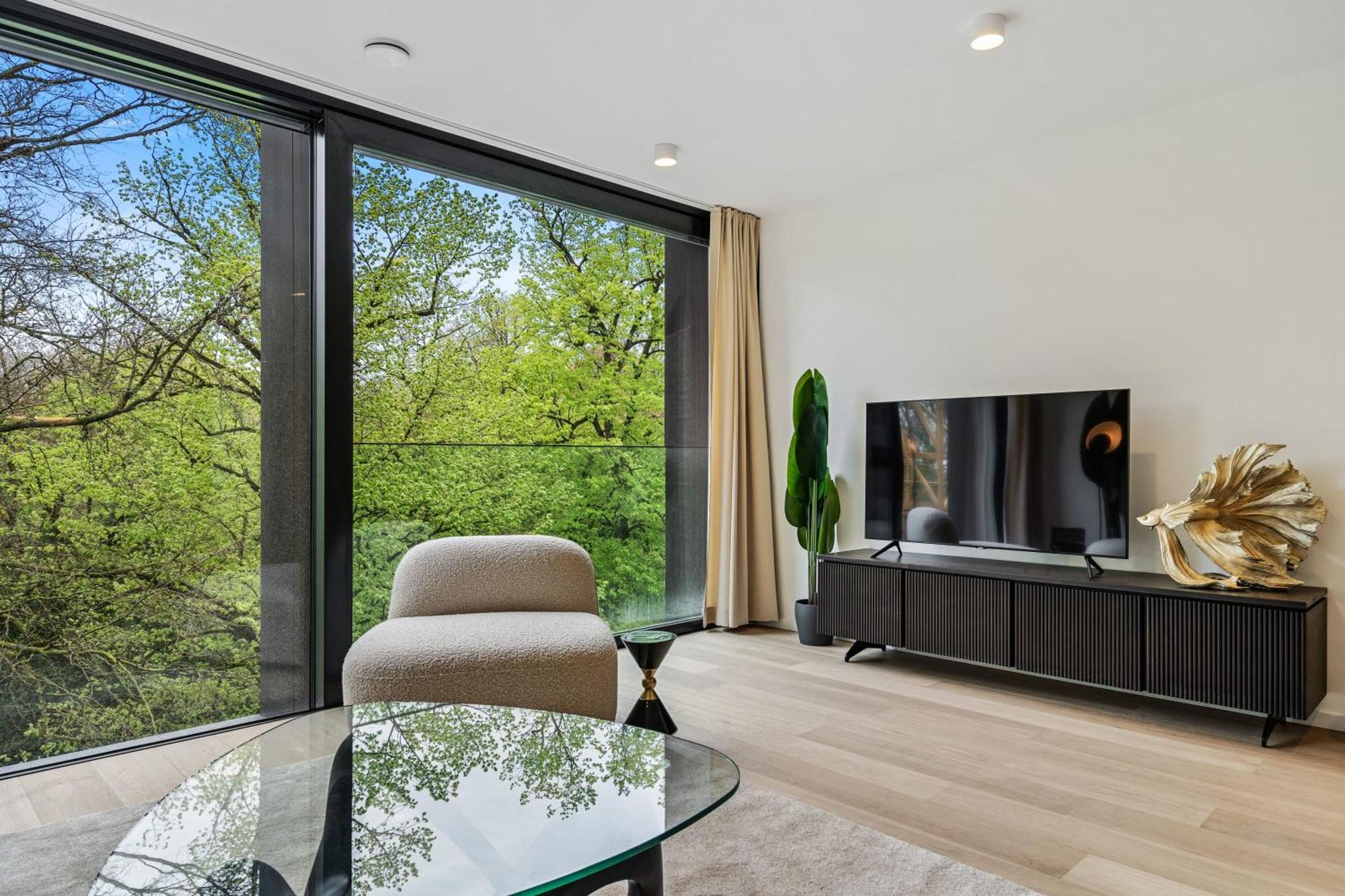 Spacious 6th-floor Gem: Modernity Meets Comfort Апартаменты